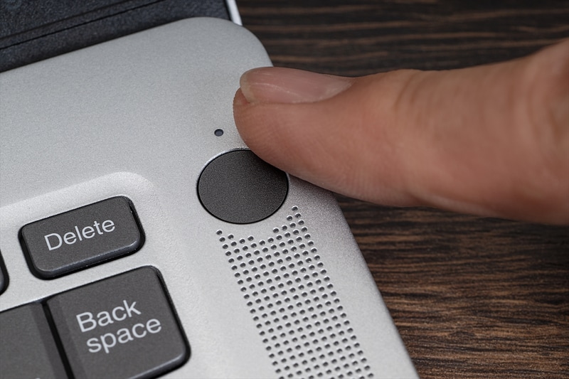 電源ボタンには指紋認証機能が付いている