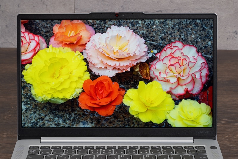 色域はモデルごとに異なるが、最大でsRGB 100%をカバーする