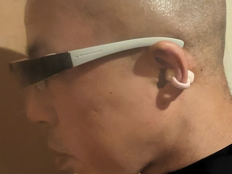 耳穴を塞ぐことなく、耳の外側から挟む形で装着する