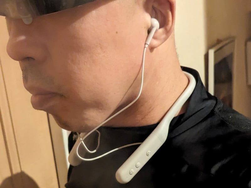 本体を肩から掛けて装着する。イヤフォン部は球形でこれを耳のくぼみに乗せるような形で