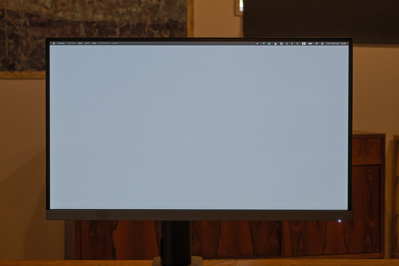 白い画像を表示したときに色ムラが見えなければユニフォミティの高いモニターと言える