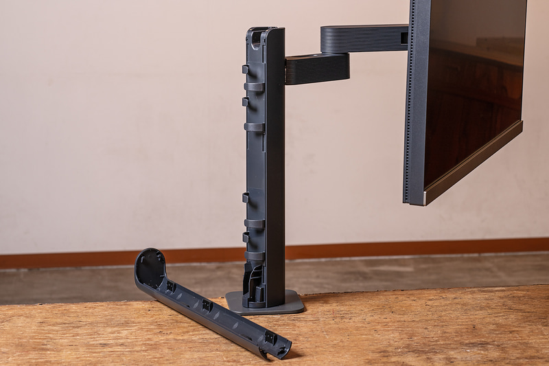 アームの内部はケーブルを通せる構造になっている