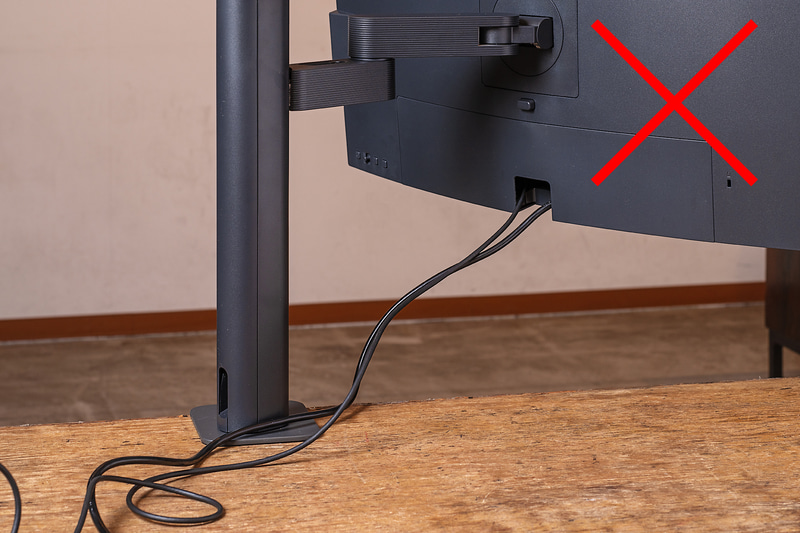 ケーブルがだらしなくぶら下がっていると、仕事のやる気にも影響が出かねない