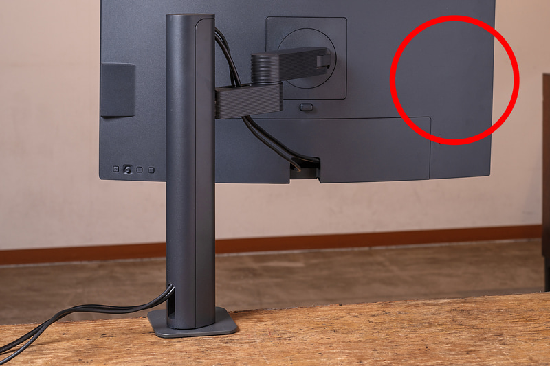 アームに通して配線するときれいな見栄えになって集中力アップ