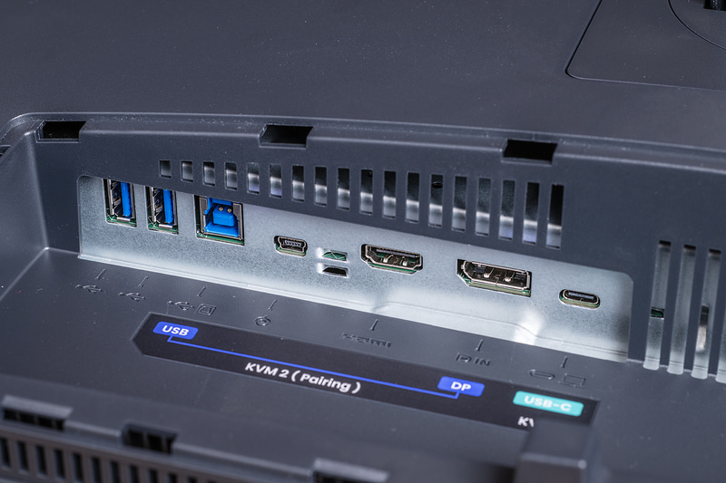 モニター背面側に用意されている各種ポート