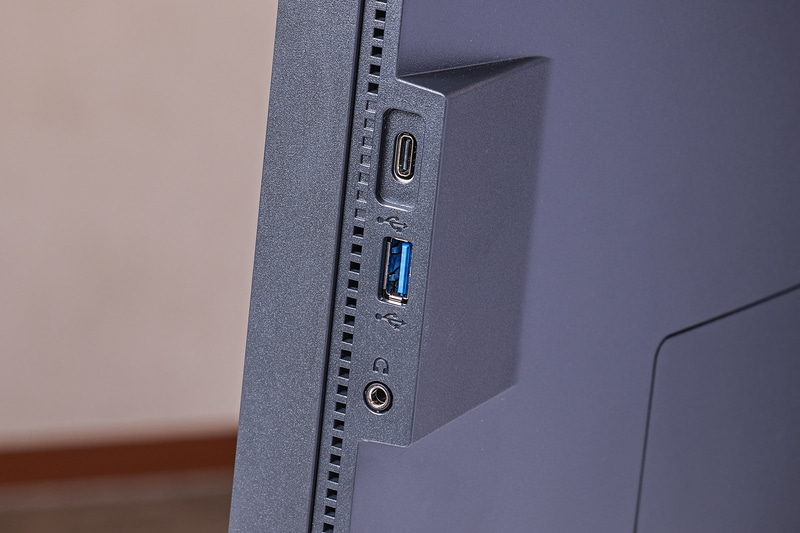 右側面にもダウンストリームのUSB Type-CとType-Aポートがある