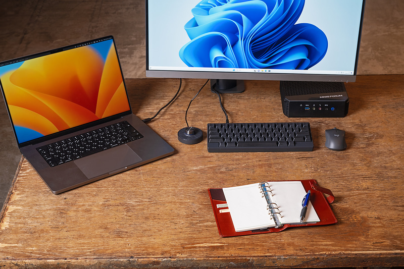 キーボードとマウスが1セットあればまかなえるので、デスクの占有スペースは最小限に