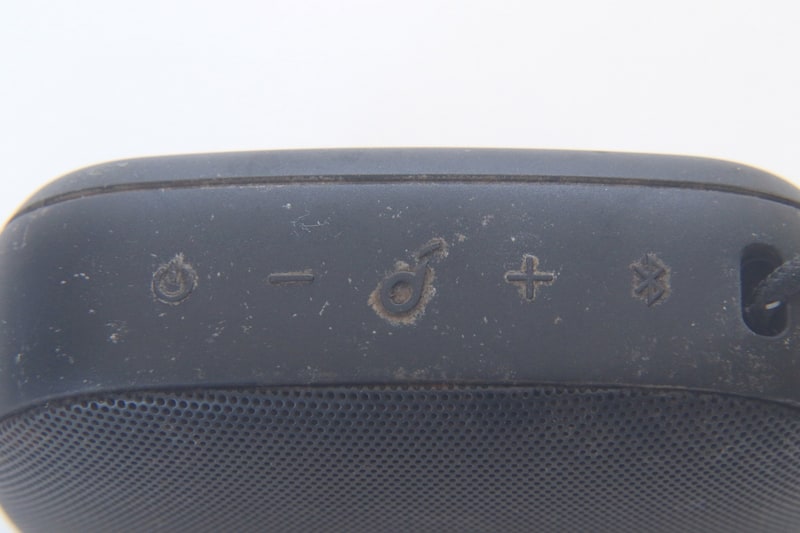 酸性と対局にあるのがアルカリ性の汚れ。お風呂場に置いてあるスピーカーなどが白く粉吹いているが、アレがアルカリ性の石灰汚れ