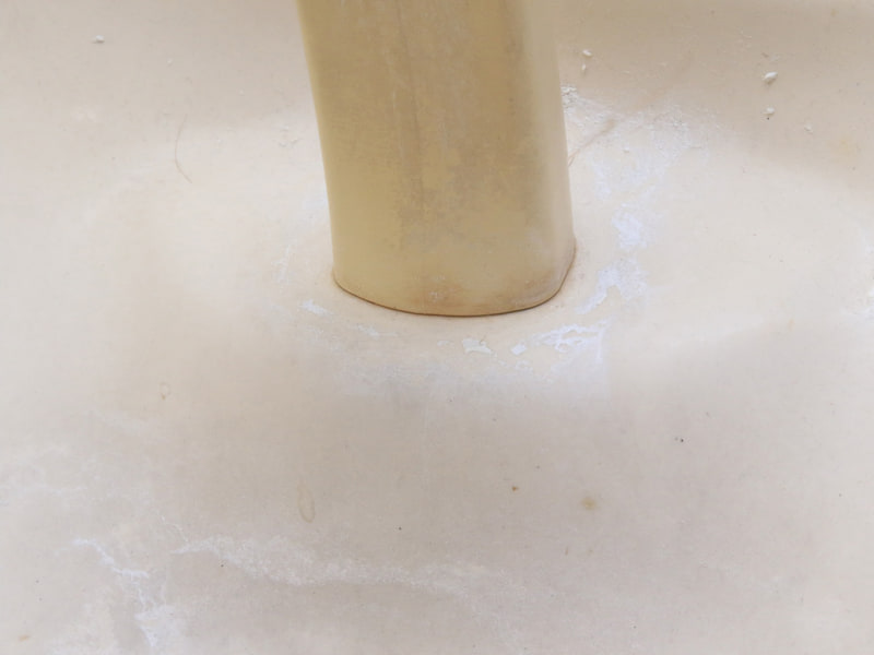 アルカリ性の汚れで最強なのはトイレのタンクの上にある手洗いに固着している白い石灰汚れ