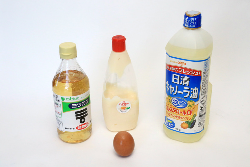 水性の酢とサラダ油は分離してしまうが、黄身の中にある界面活性成分が油と水を親和させ、クリーム状のマヨネーズになる。オリーブオイルと玉ねぎのすりおろしを混ぜたドレッシングもマヨネーズ同様に分離しなくなる