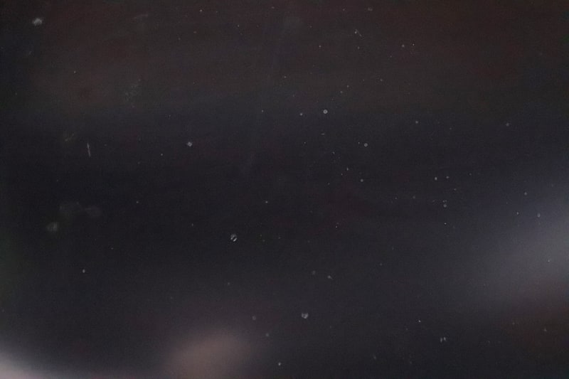 ディスプレイの飛沫汚れは、いろんな液体があるので水拭きで落ちたり落ちなかったりする