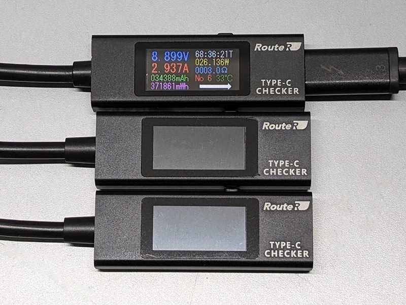 スマホ。27W(9V/3A前後)で充電される。これも別のポートでも値は変わらない