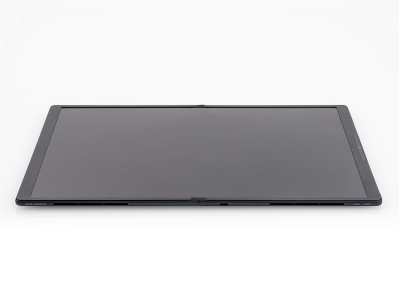 左右にBang & Olufsenのスピーカーを搭載、そのうち上部は通気口の役割も兼ね備えている