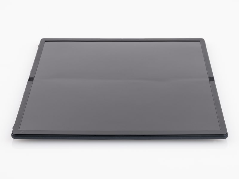 中心部分の折り目はわずかに波を打っており、指で触れると凹凸を感じる