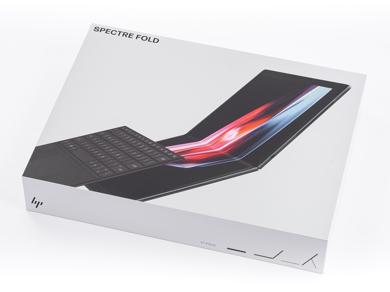 パッケージから漂う79万8,600円の風格、開封するとクイックスタートがお出迎え