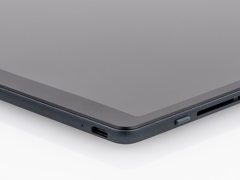 左上と右側面に最大40Gbpsの高速データ転送で映像出力や給電にも対応するThunderbolt 4を1つずつ備える