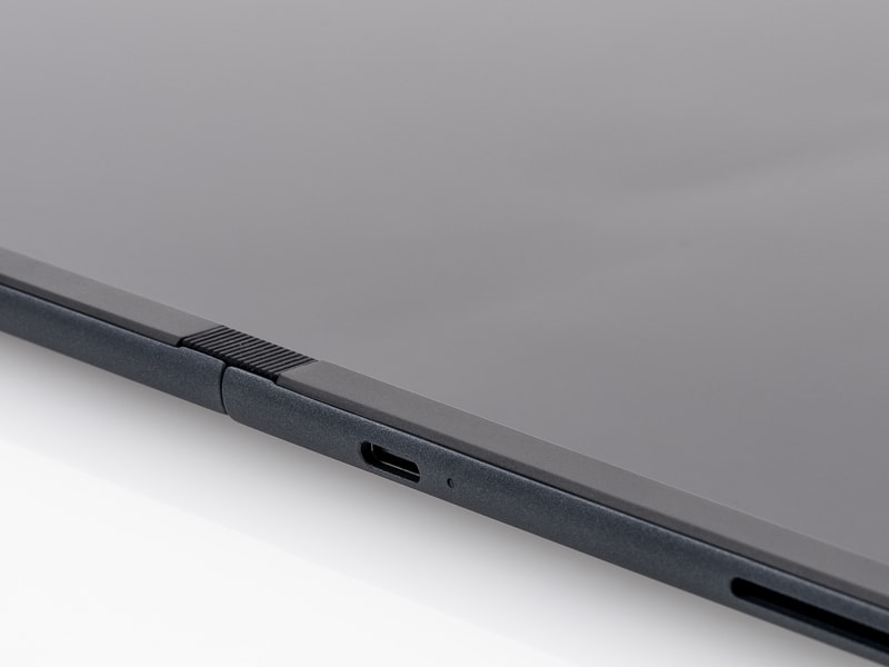 左上と右側面に最大40Gbpsの高速データ転送で映像出力や給電にも対応するThunderbolt 4を1つずつ備える