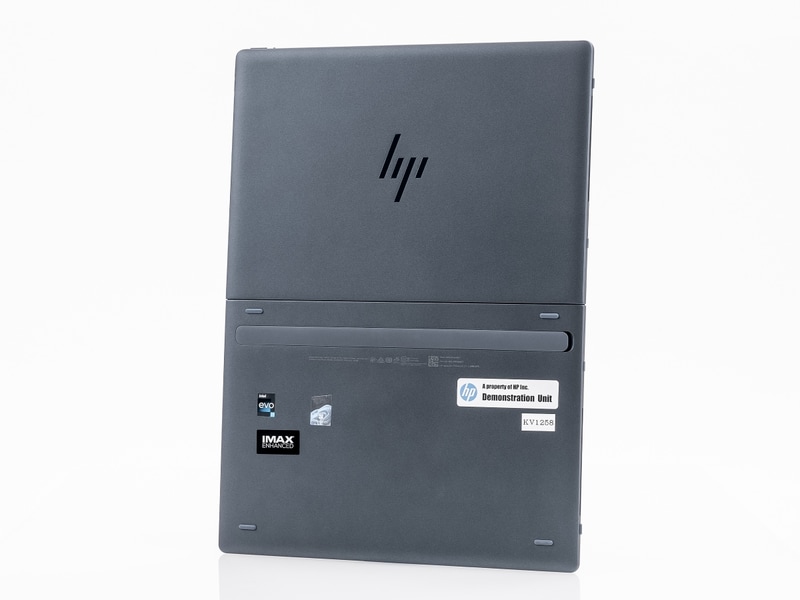 背面のキックスタンドは窪みに収納されており、通常時は滑り止めにもなっている