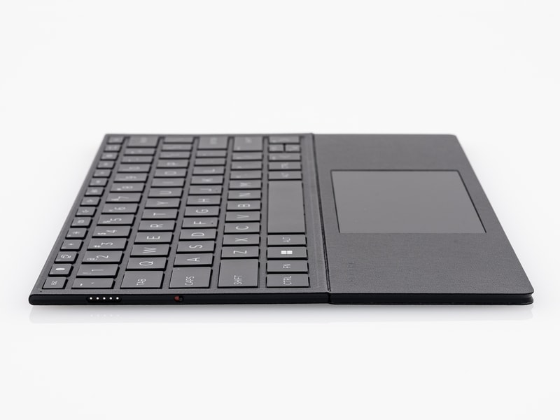 本体のみの厚みは実測値で約8.6mm、フォルダブルPCとして折りたたむと約22.7mmとなる