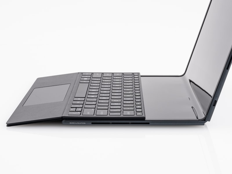 パームレスト部分が傾斜するがむしろタイピングしやすくなる