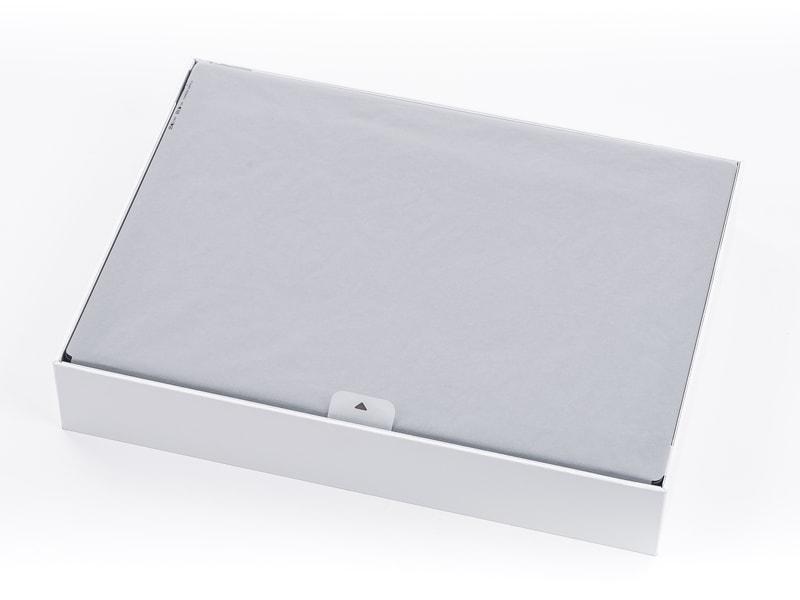 本体、その下に各種付属品が収納されている