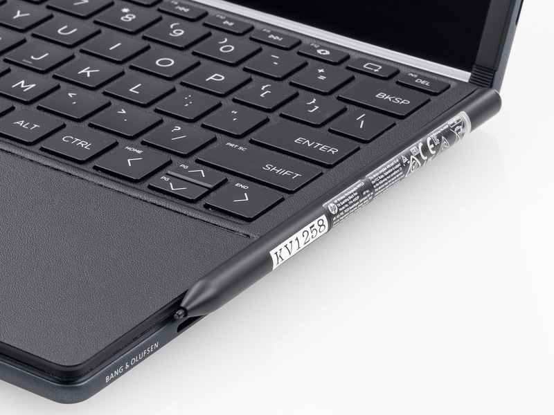 アクティブペンはキーボード側面と本体下部に吸着、マグネットが強力なのでセットする際は指挟みに注意したい