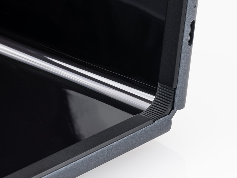 折り曲げた部分の反射が強く、どうしても意識してしまう