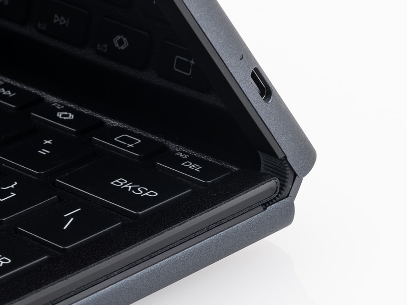 折りたたみや開閉動作に違和感はなく、無理なく自然にフォルダブルPCを実現している