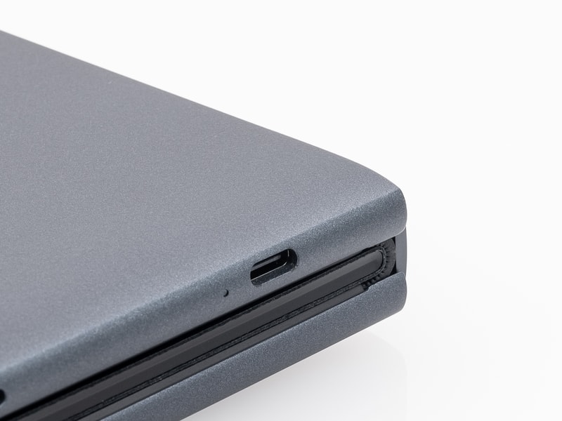 折りたたみや開閉動作に違和感はなく、無理なく自然にフォルダブルPCを実現している