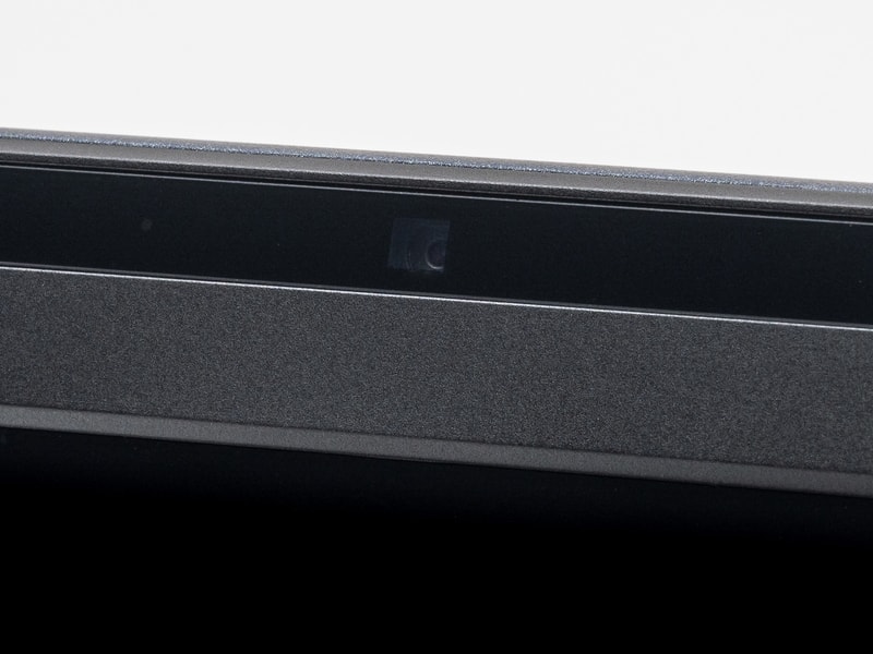 500万画素のIR WebカメラはプライバシーカメラスイッチをONにすると物理的にシャッターが閉じられる仕様