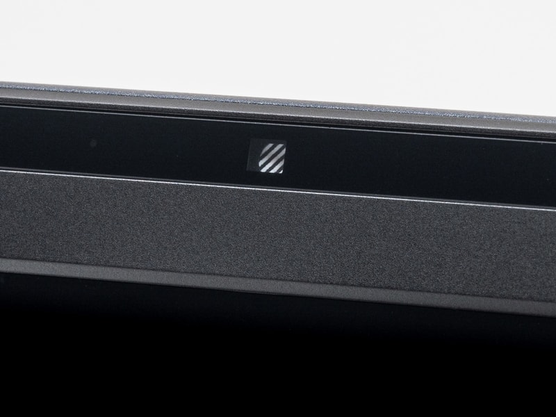 500万画素のIR WebカメラはプライバシーカメラスイッチをONにすると物理的にシャッターが閉じられる仕様