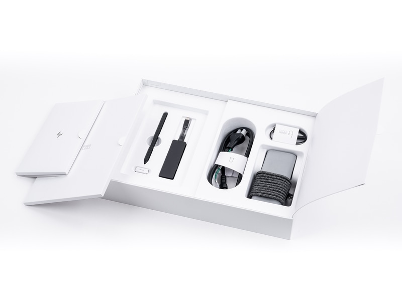 本体、その下に各種付属品が収納されている