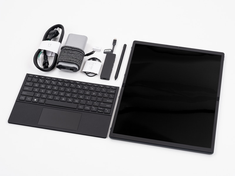 Bluetoothキーボード、キーボードチャージケーブル、アクティブペン、交換用ペン先、USB Type-Cスマートハブ、ACアダプタ、ACコードのほか簡易マニュアルなどが付属