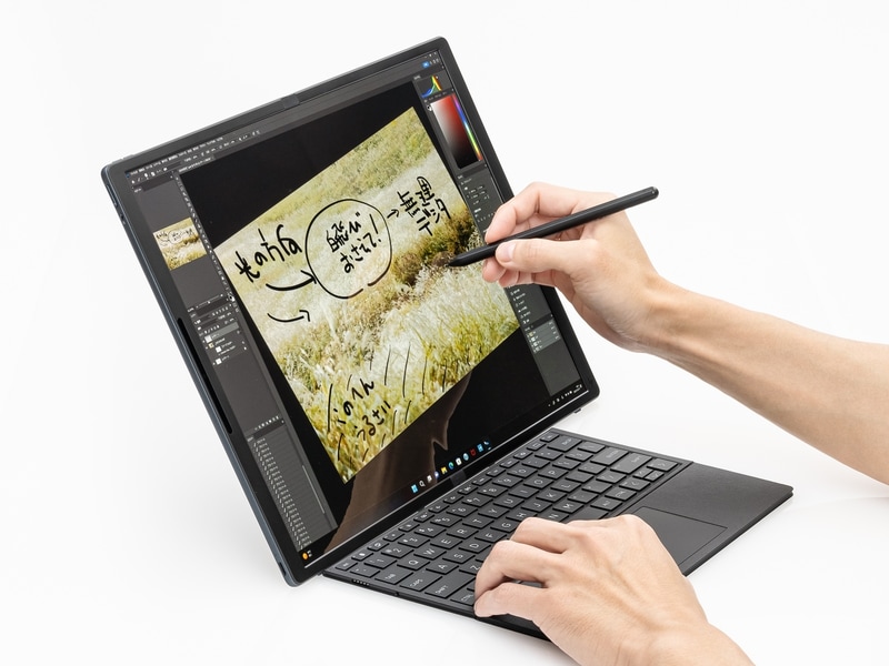 79万8,600円と呪文を唱えながら筆圧検知をテスト。日常的にペンを使うならフィルムなどを貼りたいが、すると折り畳めなくのが玉に瑕