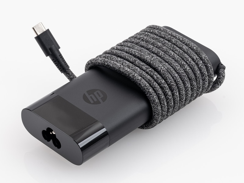 ACアダプタのコードはおしゃれな布巻、ミッキー型コネクタでUSBポートが付いている