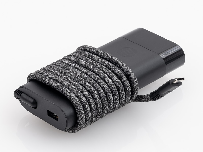 ACアダプタのコードはおしゃれな布巻、ミッキー型コネクタでUSBポートが付いている