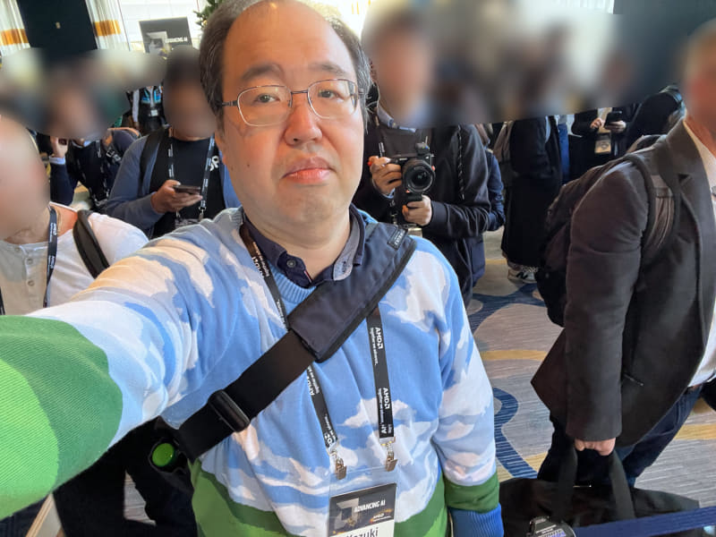 某イベントで並んでいるところを自撮り……周りが黒い服が多い発表会だと少し目立っている