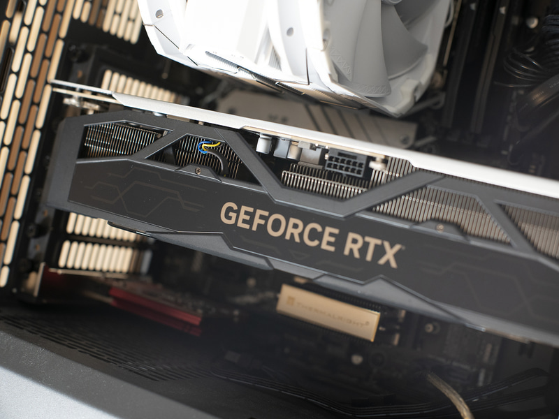 筆者が買った玄人志向の「GG-RTX4080-E16GB/OC/TP」。出すのが大変なのでケースに入れたまま撮影