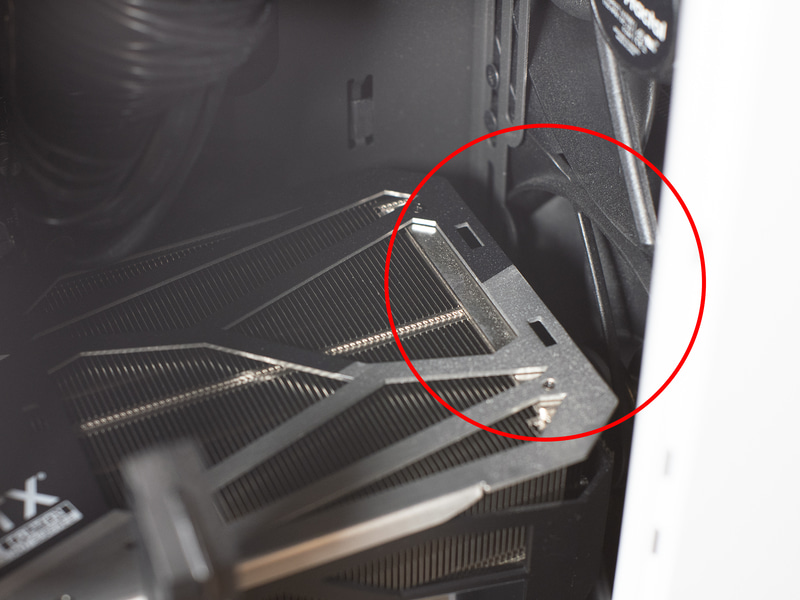 前面ファンとの距離は1cmほどしかない。そもそも右側に見える白いフレームが、ビデオカード本体を入れるときに干渉するので、斜めに傾けたりでかなり無理やり突っ込んだ。最近のハイエンドカードはデカすぎる