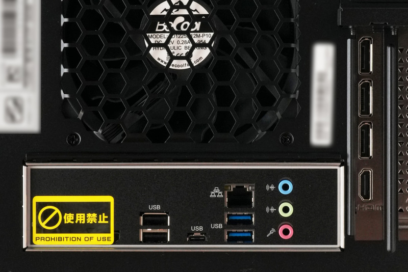 背面にはUSB 2.0×2、USB 3.2 Type-C、Gigabit Ethernet、USB 3.0×2、ライン入力、ライン出力、マイク入力、DisplayPort×3、HDMIを用意