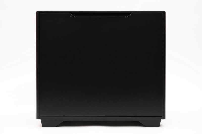 左右側面のパネルはプラスネジ1本をはずせば開けられる