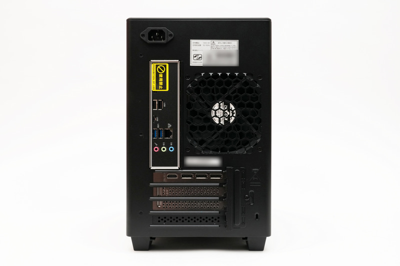 本体背面。右下にはセキュリティロックスロットが用意