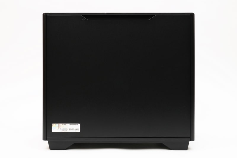 右側面にはWindows 11のライセンスシールが貼られている