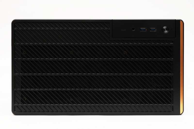 本体上面はほぼ全体が排気口。効率的に内部の熱気を排出する