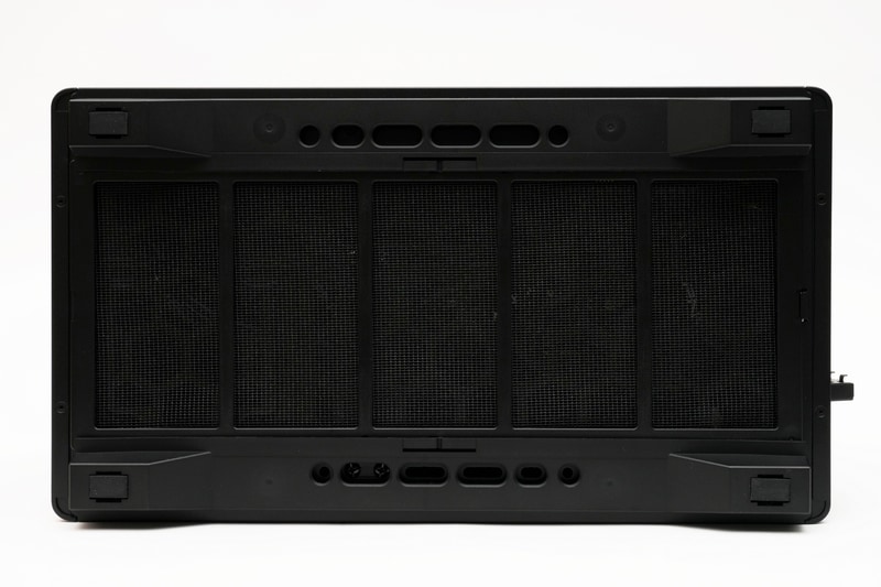 本体底面。本製品は底面から吸気し、上面から排気する熱移動に沿ったエアフローを採用している