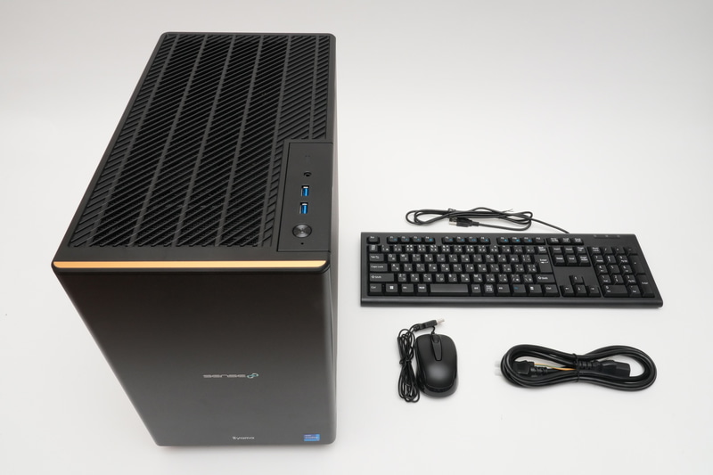 貸出機のパッケージには本体、キーボード、マウス、電源ケーブルが同梱されていた。製品版にはマニュアル、保証書も含まれる