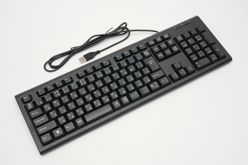 テンキー付きの日本語有線キーボード。やや簡素だが、ストロークが深いので打鍵感は悪くない