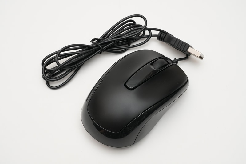 ホイールボタンの付いた有線マウス。使い勝手は標準的。キーボード、マウスはワイヤレスタイプも選択できる