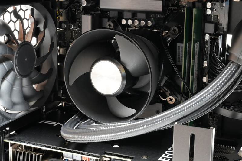 CPUは「Core i7-13700F」を搭載。カスタマイズ購入では変更できない