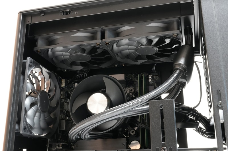 今回の貸出機には240mm水冷クーラーが搭載されていた。空冷クーラーのほうがメンテナンスしやすい